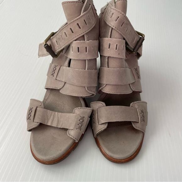Sorel Nadia buckle stacked heel sandal strappy color is Kettle grey/beige - Picture 4 of 10